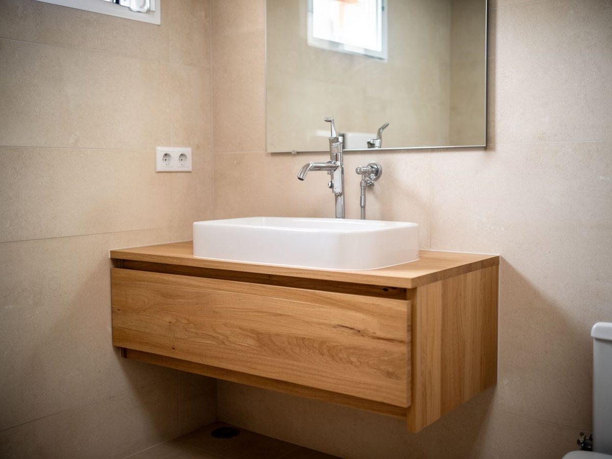 Detalle de baño reformado con lavabo y mueble